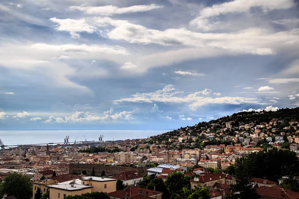 Шторм над городом Триест — стоковое фото