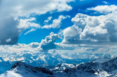Kayak pistleri Cervinia güneşli günde
