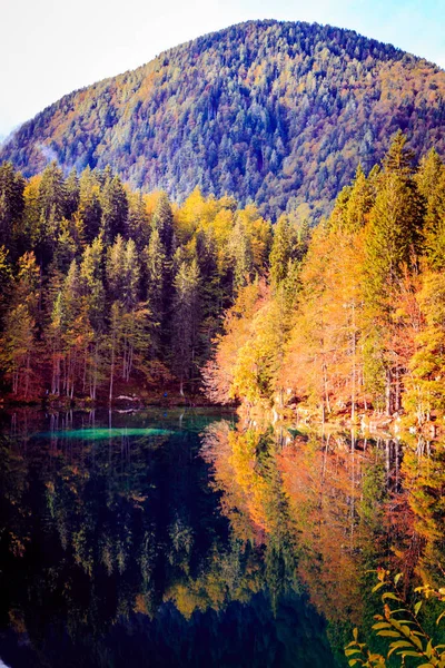 Jesienny poranek nad jeziorem alpine — Zdjęcie stockowe