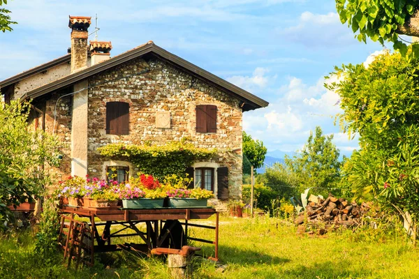 Çiçekli eski çiftlik