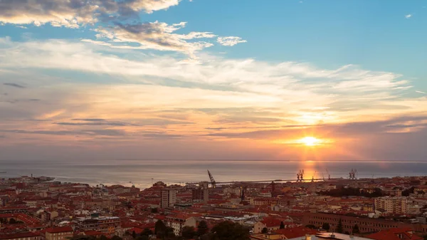 Trieste şehir on Sunset