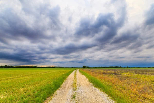 Avond storm over het middeleeuwse dorp — Stockfoto