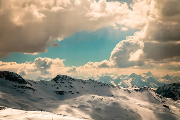 Día soleado en las pistas de esquí de Cervinia —  Fotos de Stock