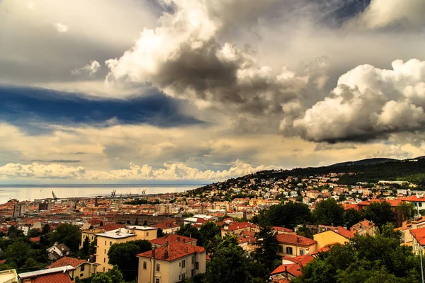 Tempestade sobre a cidade de Trieste — Fotografia de Stock