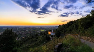 Sunset Hill bir kilise aşağı üzüm bağları ile