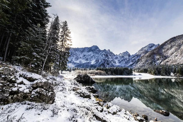 第一场雪在山下湖 — 图库照片