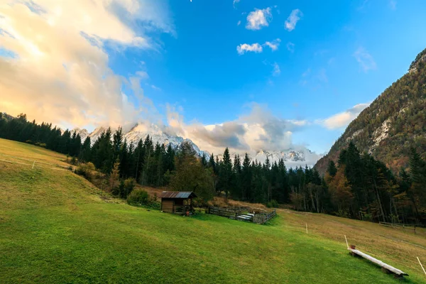 Jesienne sunrise w alpejskiej dolinie — Zdjęcie stockowe