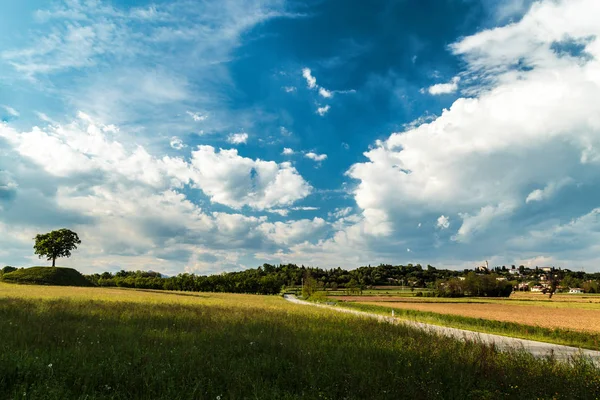 Een oud dorpje op het Italiaanse platteland — Stockfoto