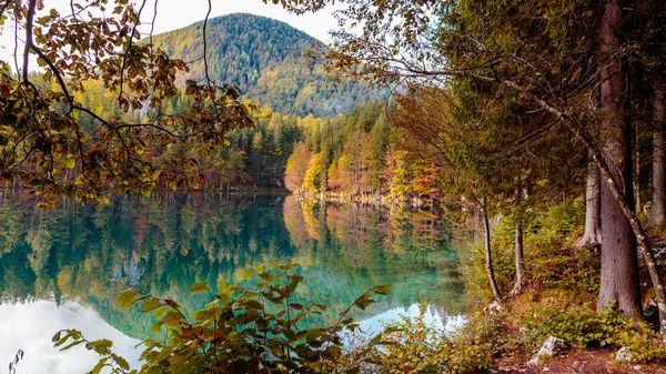 Mañana de otoño en el lago alpino — Foto de Stock