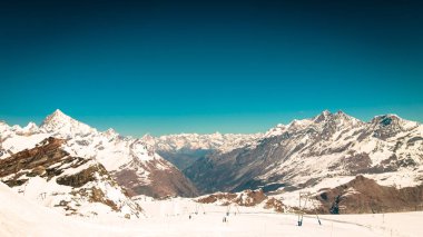Kayak pistleri Cervinia güneşli günde