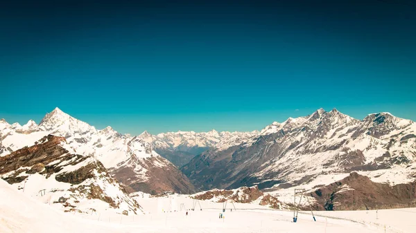 Slunečný den na sjezdovkách Cervinia — Stock fotografie