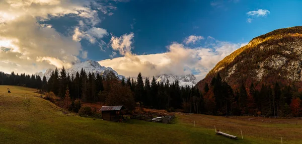 Herbstsonnenaufgang im Alpental — Stockfoto