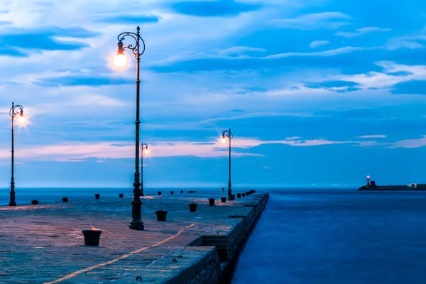 Giornata ventosa nella città di Trieste — Foto Stock