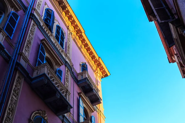 Die Fassade eines Gebäudes im Sonnenuntergang — Stockfoto