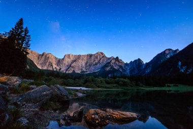 Fusine, İtalya'nın göl günbatımı