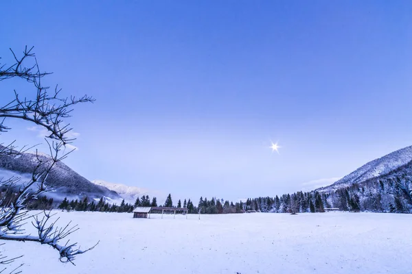 Sonnenuntergang nach dem ersten Schneefall — Stockfoto