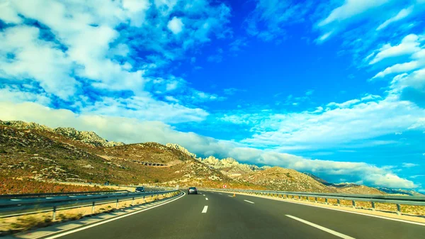 Highway escalar as montanhas da Croácia — Fotografia de Stock