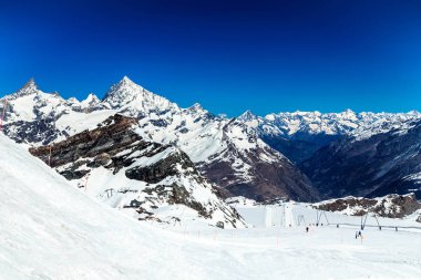 Kayak pistleri Cervinia güneşli günde