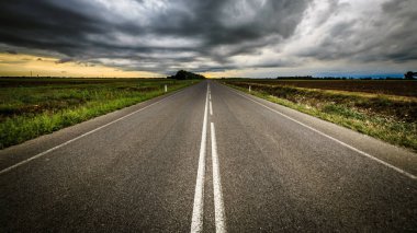 Tarlaların üzerinde fırtına