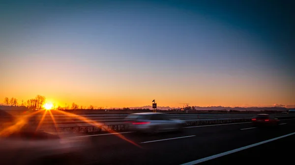 O sol se põe atrás de uma indústria — Fotografia de Stock