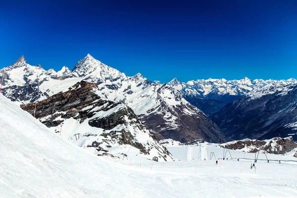 Kayak pistleri Cervinia güneşli günde