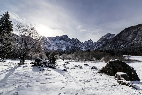 Primeira neve na montanha — Fotografia de Stock