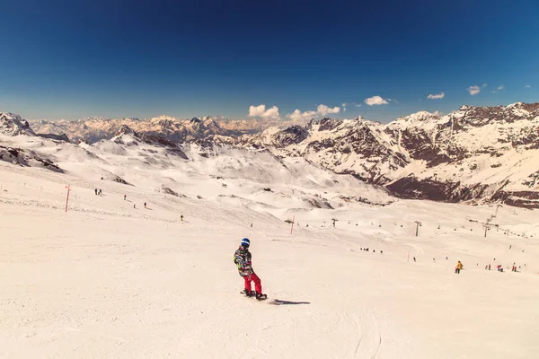 니 아의 스키 슬로프에 화창한 날 — 스톡 사진
