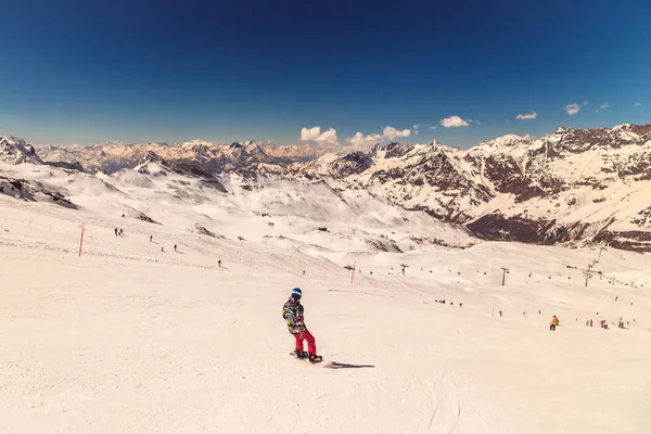 Slunečný den na sjezdovkách Cervinia — Stock fotografie