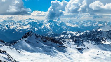 Kayak pistleri Cervinia güneşli günde