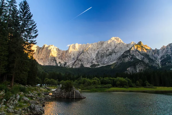 Pôr do sol no lago de Fusine, Itália — Fotografia de Stock