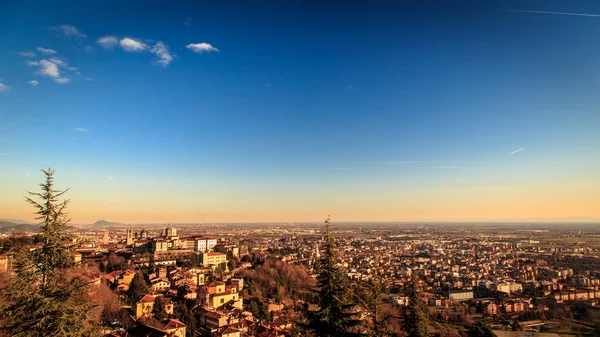 Färgsprakande solnedgång i Bergamo — Stockfoto