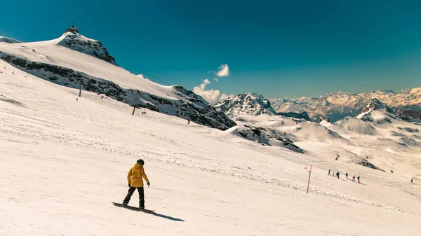 Kayak pistleri Cervinia güneşli günde