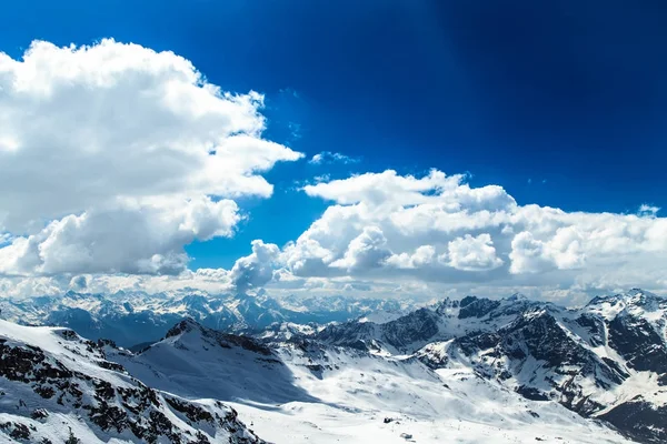 Slunečný den na sjezdovkách Cervinia — Stock fotografie