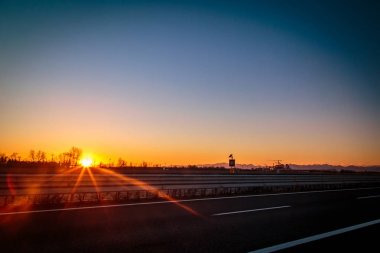 arkasında bir sanayi güneş battıktan