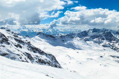 Kayak pistleri Cervinia güneşli günde