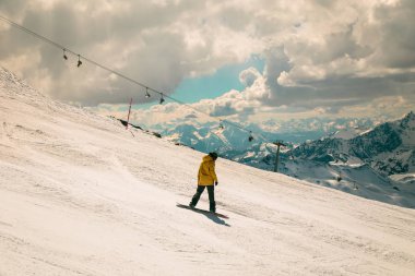 Kayak pistleri Cervinia güneşli günde