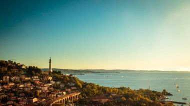 Akşam sonra kaydın Tri Körfez Barcolana regatta