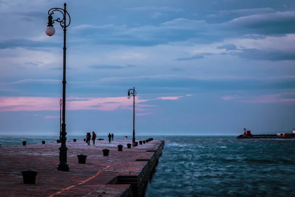 Día ventoso en la ciudad de Trieste —  Fotos de Stock