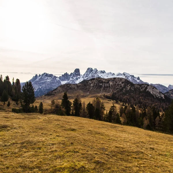 Herbstmorgen in den Alpen — Stockfoto