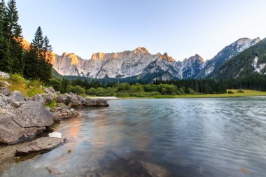 Fusine, İtalya'nın göl günbatımı