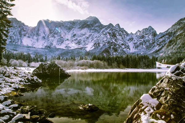 Primeira neve no lago da montanha — Fotografia de Stock