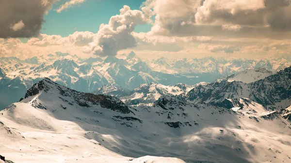 Kayak pistleri Cervinia güneşli günde — Stok fotoğraf