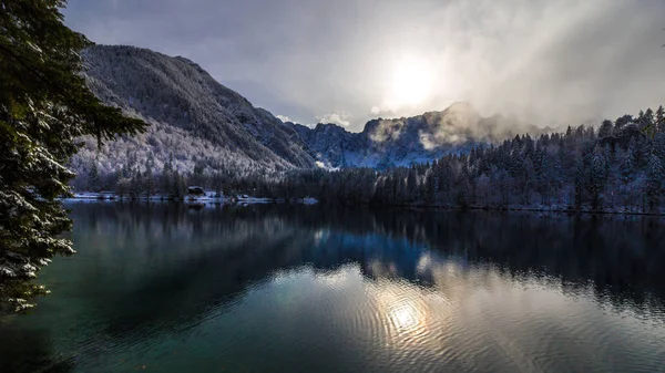 Primera nieve en el lago de montaña — Foto de Stock