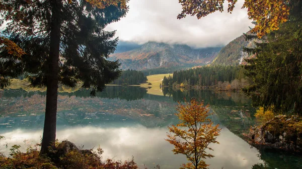 Dağ gölü, sonbahar yaprakları — Stok fotoğraf