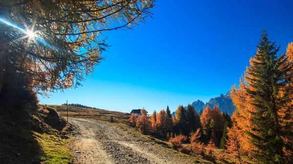 Trekking outono no vale da Pusteria alpina — Fotografia de Stock