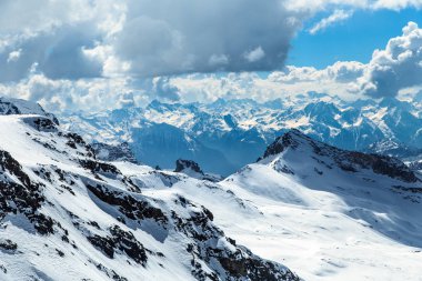 Kayak pistleri Cervinia güneşli günde