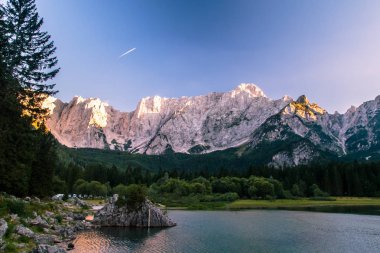 Fusine, İtalya'nın göl günbatımı