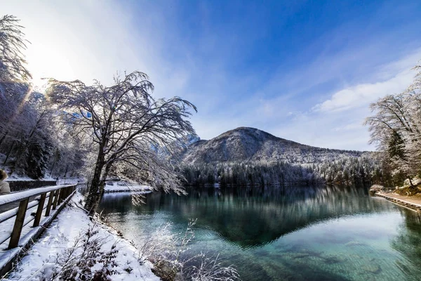 Erster Schnee am Bergsee — Stockfoto