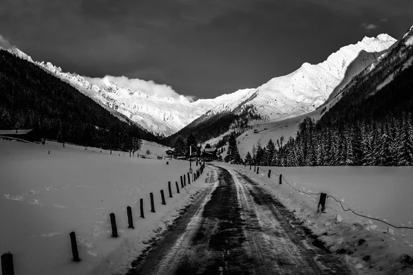 Valle Aurina içinde renkli günbatımı