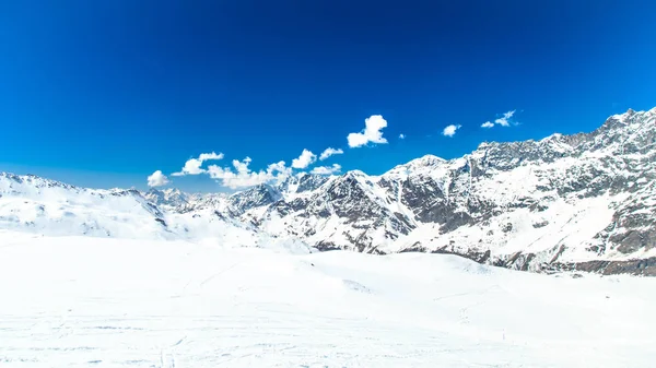 Día soleado en las pistas de esquí de Cervinia —  Fotos de Stock